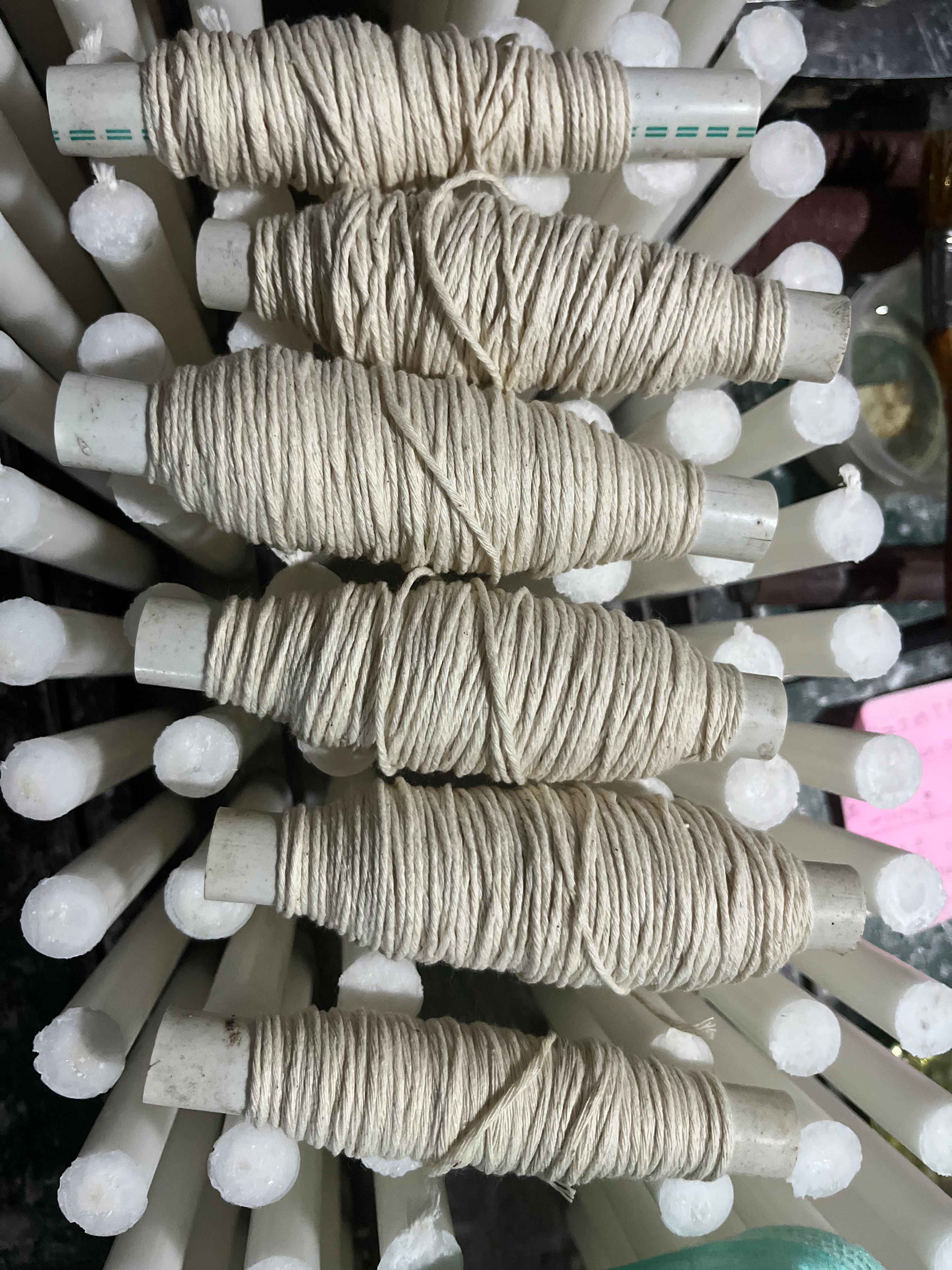 Jenis Sumbu Lilin yang Digunakan Sesuai Kebutuhan Aroma, Ukuran, Wadah, atau Dekorasi